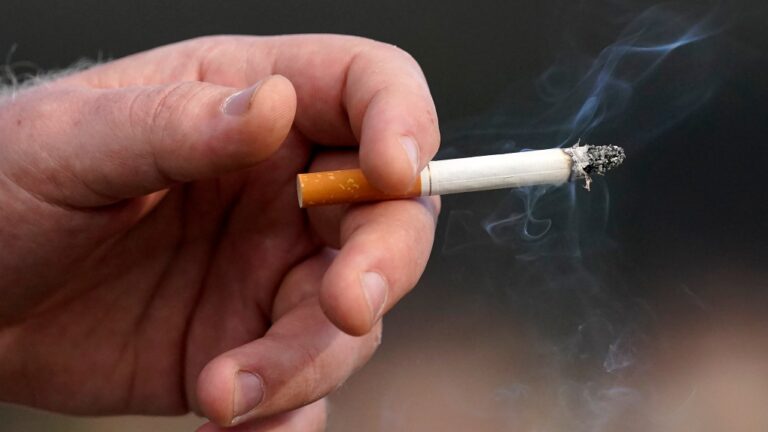 Les avocats des recours collectifs au Québec demandent 906 millions de dollars en honoraires pour leur travail dans une affaire historique sur le tabac