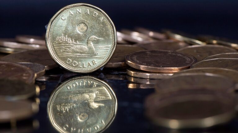 Les économistes estiment qu'il y a encore de la marge pour chuter alors que le dollar canadien poursuit sa tendance à la baisse