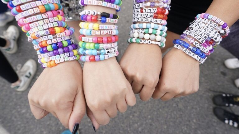 Les fans créatifs de Taylor Swift élaborent des moyens de contourner les règles des bracelets pour les spectacles de Vancouver