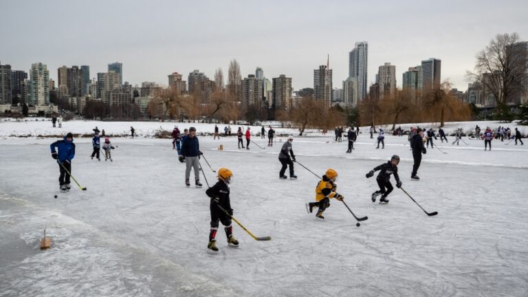 Les nouveaux Canadiens et les données démographiques non traditionnelles stimulent la popularité du hockey mineur en Colombie-Britannique
