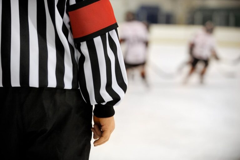 Les officiels sifflent davantage de sanctions pour la discrimination sur la glace, selon un rapport de Hockey Canada