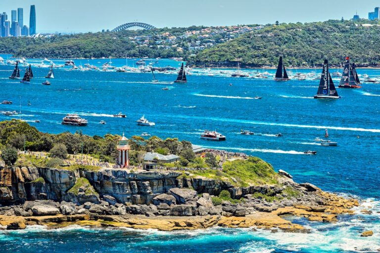 Les organisateurs affirment que deux marins sont morts à Sydney lors d'une course de yachts à Hobart dans des conditions météorologiques extrêmes