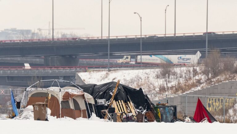 Les travailleurs qui aident les sans-abri à Montréal se sentent impuissants face à l'aggravation de la crise