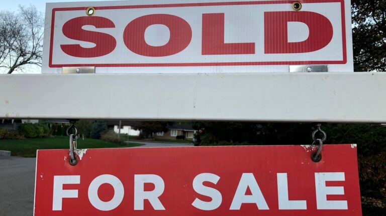 Les ventes de logements à l'échelle nationale continuent de grimper, les prix augmentent dans un contexte de baisse des taux d'intérêt, selon l'ACI