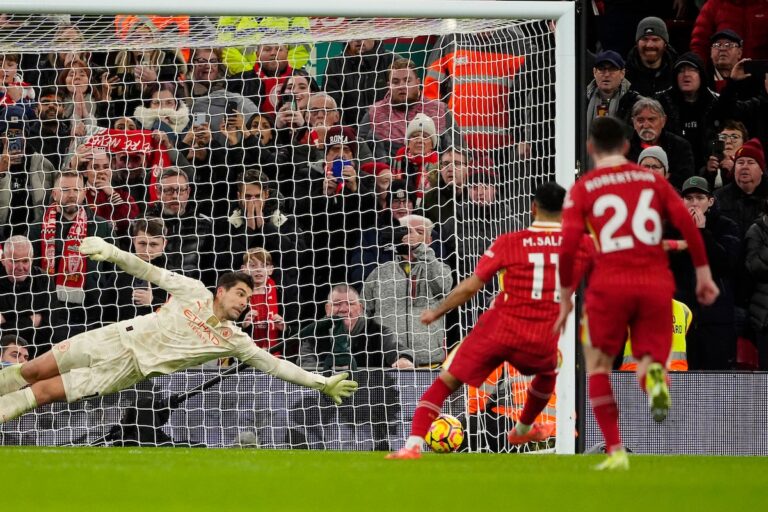 Liverpool bat Man City et avance de neuf points en Premier League