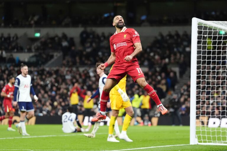Liverpool bat les Spurs 6-3 pour prendre quatre points d'avance avant Noël en Premier League ; Man United humilié