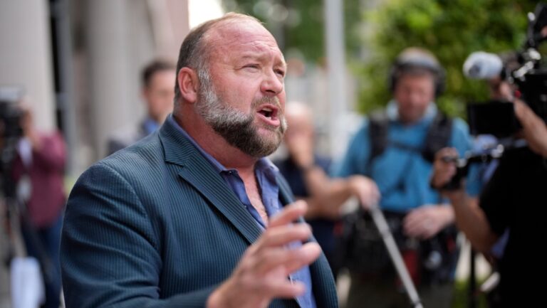 L'offre d'Onion pour acheter Infowars est soumise au juge alors qu'Alex Jones tente d'arrêter la vente