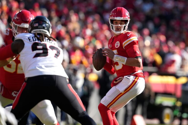 Mahomes lance pour TD et court pour marquer alors que les Chiefs battent les Texans 27-19 pour se rapprocher de la tête de série n°1