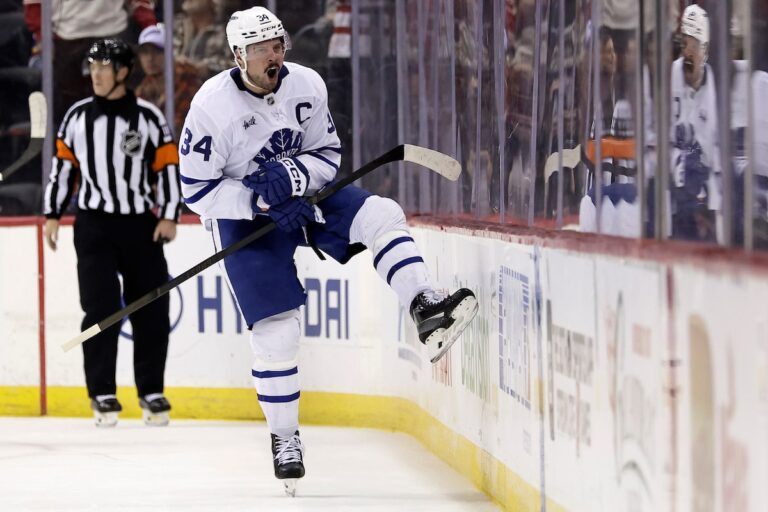 Matthews marque en prolongation pour permettre aux Maple Leafs de remporter une victoire 2-1 contre les Devils