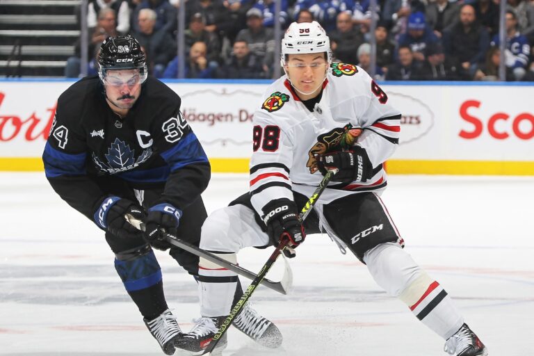 Matthews marque son premier but depuis son retour de blessure, les Maple Leafs battent les Blackhawks