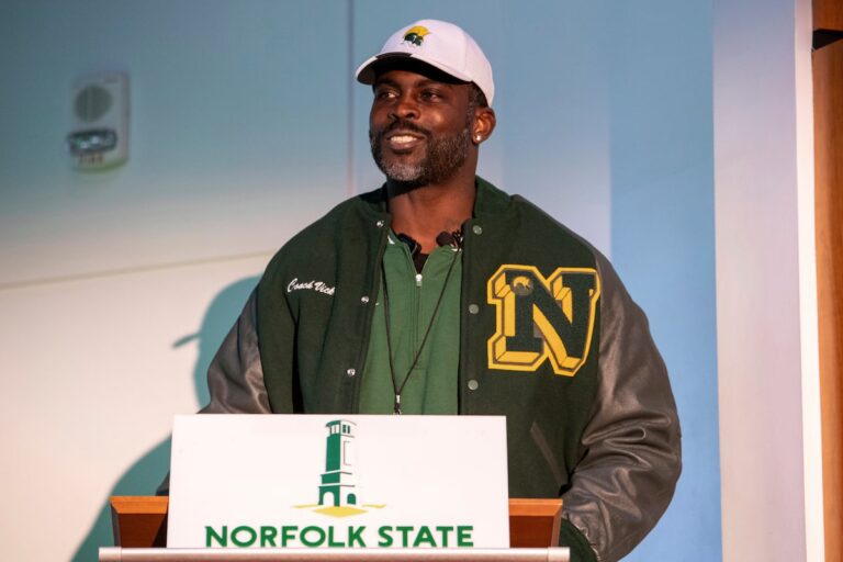 Michael Vick, ancien grand joueur de la NFL, présenté comme entraîneur de football de l'État de Norfolk