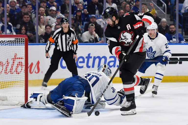 Murray arrête 25 tirs lors de son premier départ en 21 mois, les Maple Leafs infligent aux Sabres une 12e défaite consécutive, 6-3