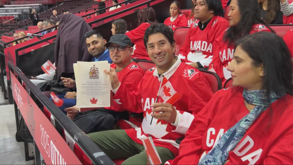 Ottawa accueille les nouveaux partisans d'Équipe Canada avec une cérémonie de citoyenneté avant le Mondial junior