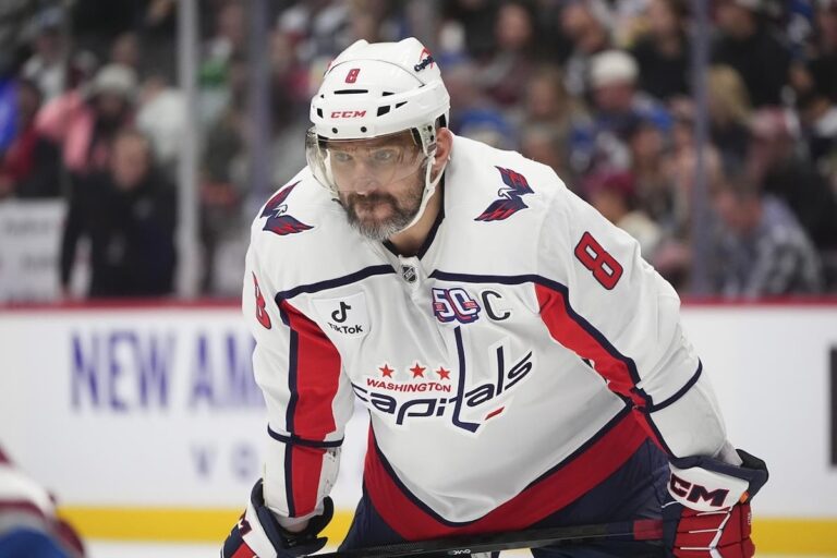 Ovechkin patine avant l'entraînement des Capitals alors qu'il s'efforce de revenir d'une jambe cassée