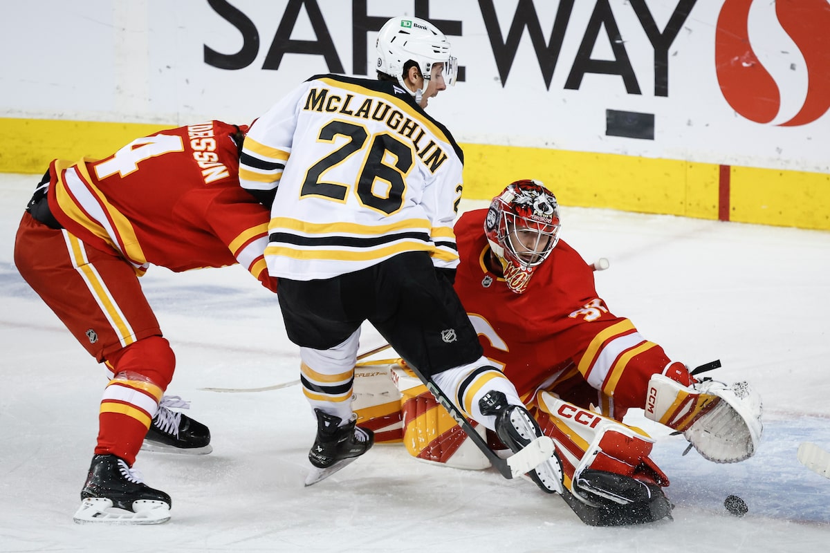 Pastrnak marque en prolongation alors que les Bruins se rassemblent pour battre les Flames 4-3