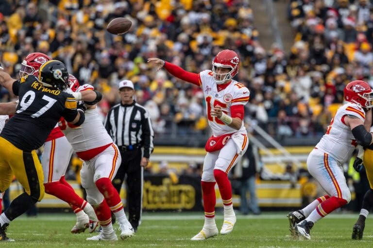 Patrick Mahomes lance trois touchés alors que les Chiefs remportent la première place de l'AFC contre les Steelers en dérapage
