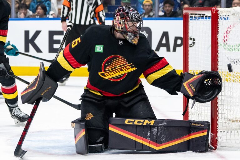 Pettersson marque deux buts alors que les Canucks coulent les Sharks 4-3