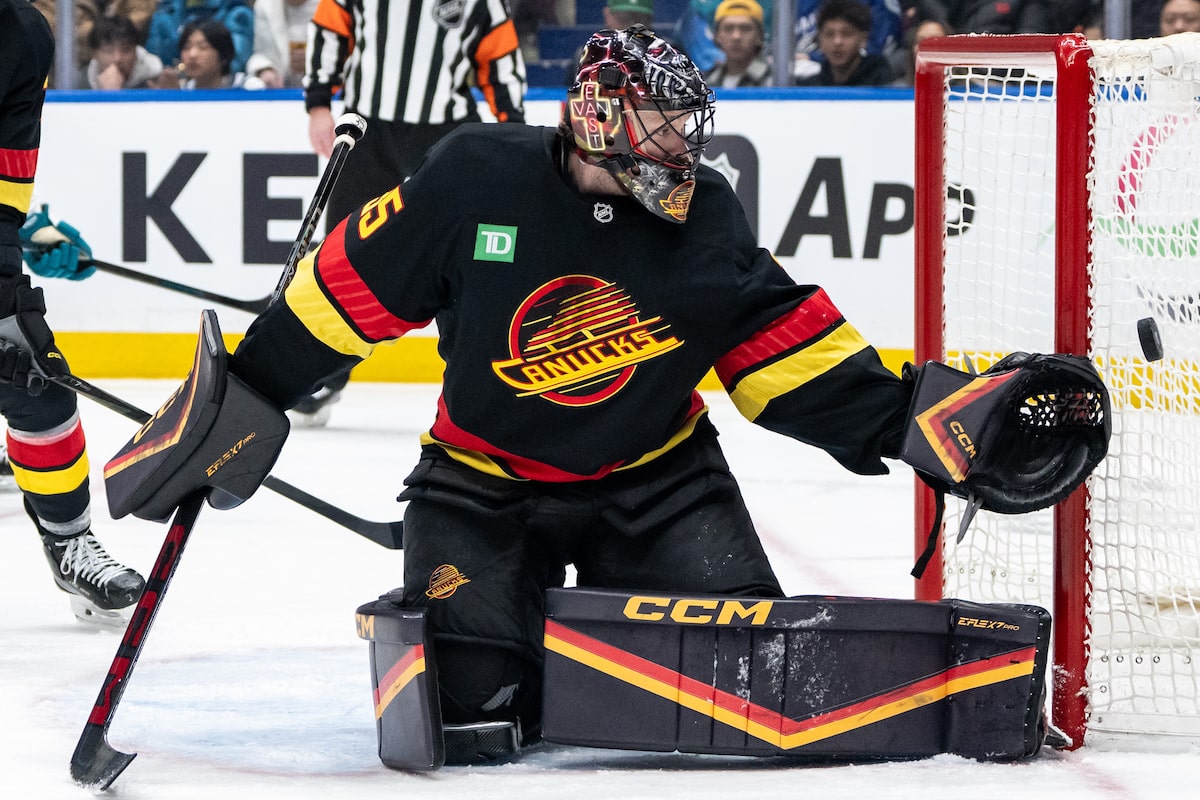 Pettersson marque deux buts alors que les Canucks coulent les Sharks 4-3