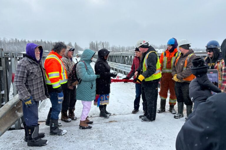 Pont temporaire installé pour rétablir les déplacements extérieurs des Premières Nations