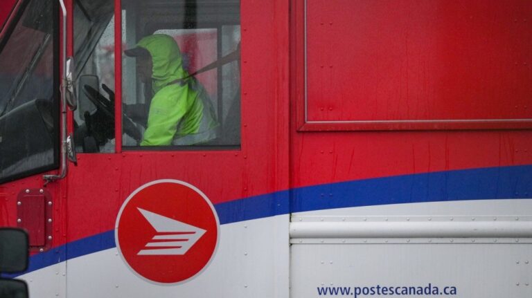 Postes Canada commence à accepter le courrier commercial alors qu'elle intensifie ses opérations après la grève