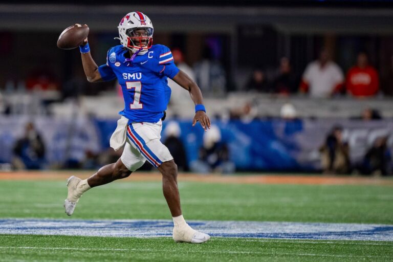 Premier set de 12 équipes en séries éliminatoires de football universitaire, l'Oregon tête de série n°1 et SMU devance l'Alabama pour la dernière place
