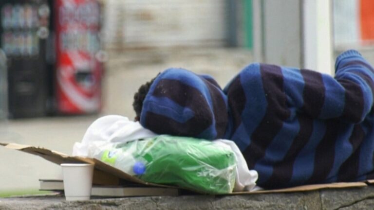 Québec et Ottawa annoncent un accord de 100 millions de dollars pour lutter contre l'itinérance et ajouter des places dans les refuges