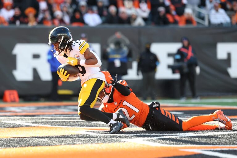 Russell Wilson lance un record de 414 verges et trois touchés alors que les Steelers dominent les Bengals 44-38