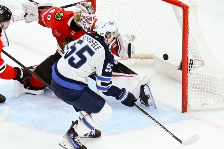Scheifele marque alors que les Jets battent les Blackhawks 4-2 lors du premier match de Sorensen