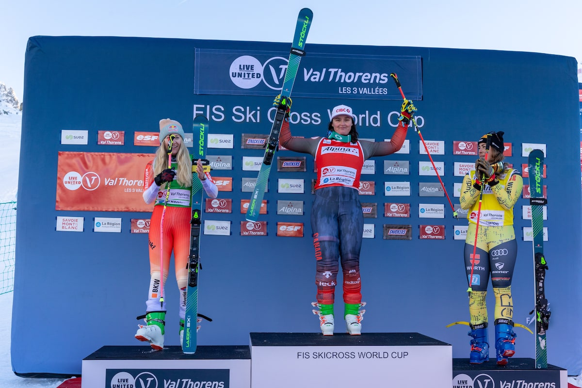 Thompson du Canada remporte le match d'ouverture de la Coupe du monde de ski cross et Drury remporte le bronze
