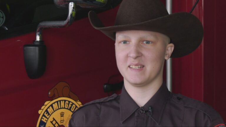 Un adolescent atteint d'un cancer fait un don de Fais-Un-Vœu aux pompiers locaux
