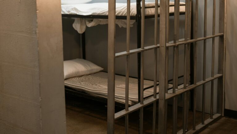 Un agent correctionnel hospitalisé après avoir été sévèrement battu par un détenu à la prison de Québec : police
