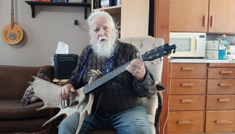 Un créateur de musique de 88 ans crée une section de cuivres unique, avec une guitare basse en bois d'orignal et un violoncelle