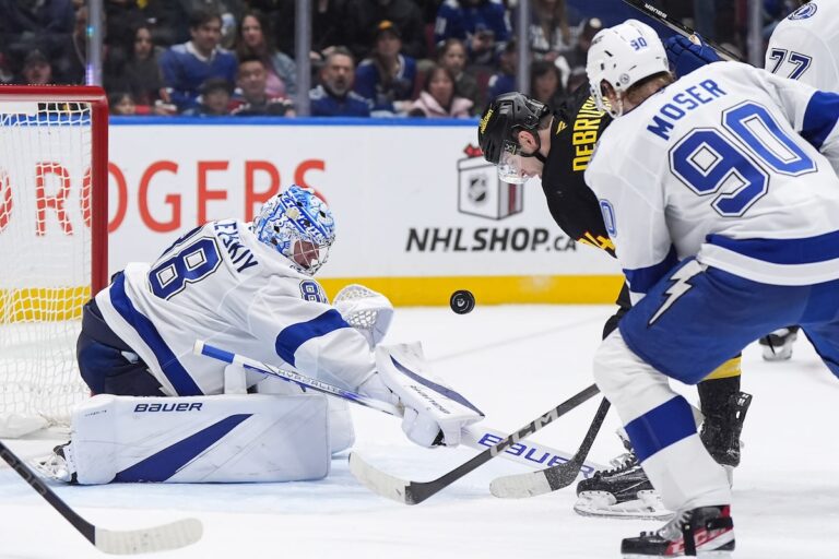 Un jeu d'énergie électrique éclair vers une victoire de 4-2 contre les Canucks