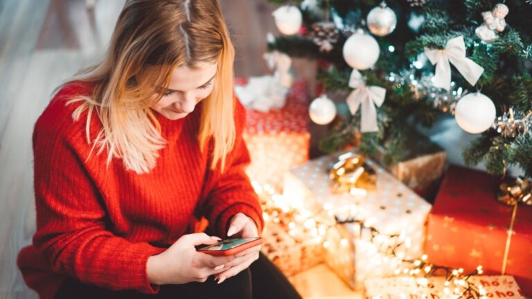 Un téléphone pour votre enfant est-il sur la liste de courses des Fêtes ? Lisez ceci en premier