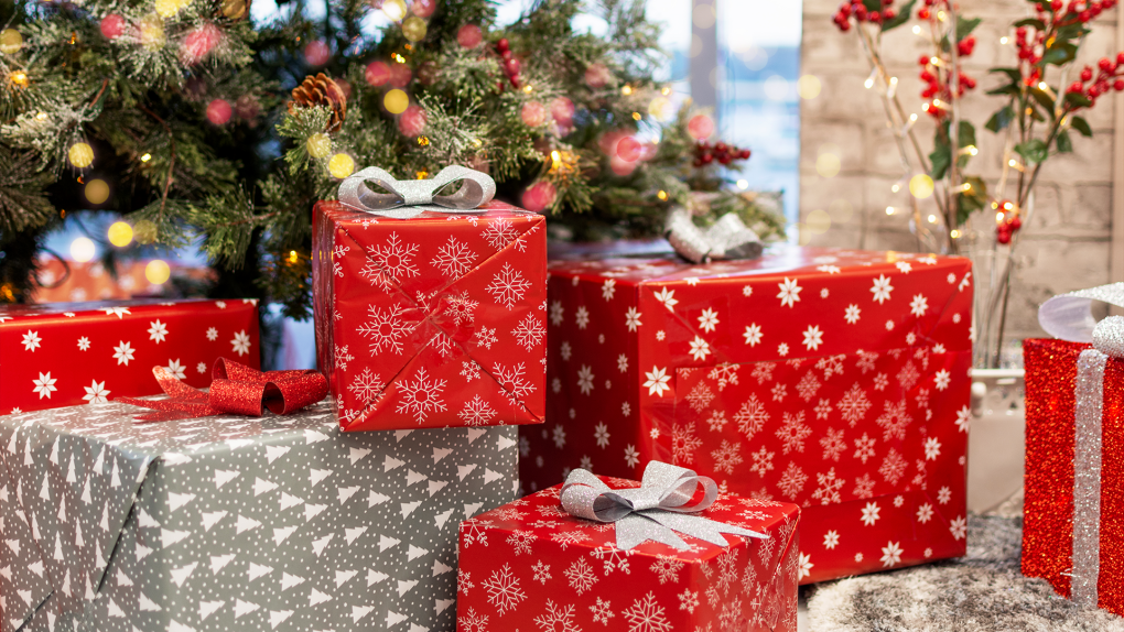 Voici quelques façons créatives et économiques d'emballer les cadeaux pendant la période des fêtes.