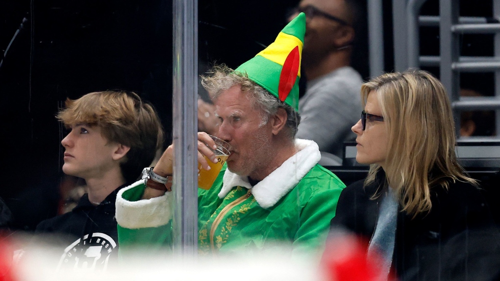 Will Ferrell s'est présenté avec désinvolture au match des LA Kings habillé en Buddy the Elf