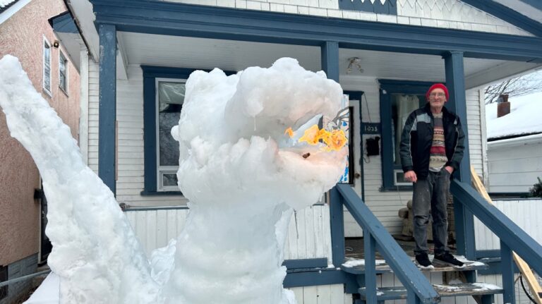 Une sculpture de dragon cracheur de feu « unique en son genre » envahit la cour de Winnipeg