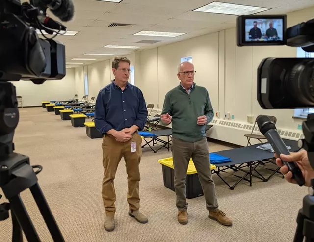 Jonathan Farrell et le sénateur américain Peter Welch (D-Vt.) - COURTNEY LAMDIN ©️ SEVEN DAYS