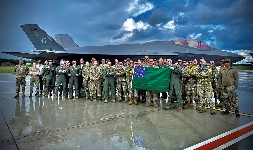 Membres de la garde affectés à la 158e Escadre de chasse de la Vermont Air National Guard tenant un drapeau des Green Mountain Boys devant leur F-35A Lighting II de l'US Air Force à la base aérienne d'Ämari en Estonie - AUTORISATION