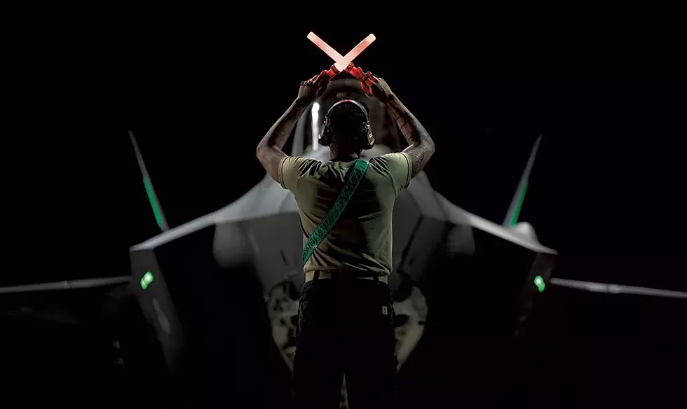 Un aviateur américain affecté aux maréchaux de la 158e Escadre de chasse dans un F-35A Lightning II lors d'une mission d'entraînement de routine à la base de la Garde nationale aérienne du Vermont - PHOTO PAR LE SGT DU PERSONNEL. JANA SOMERO