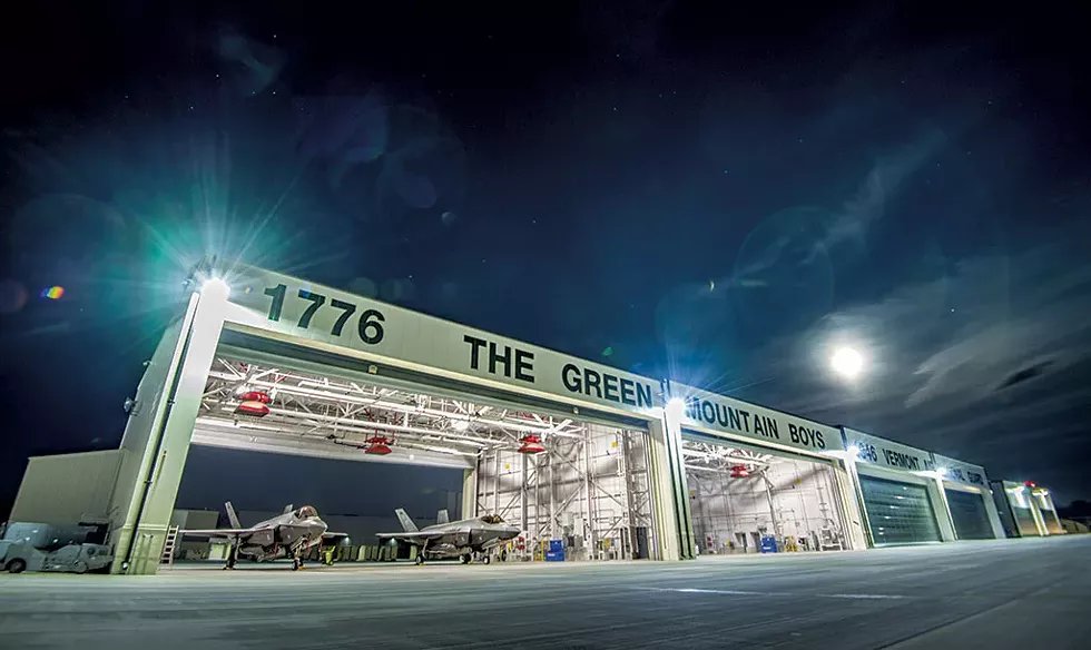 Deux F-35A Lightning II affectés au 134e Escadron de chasse de la 158e Escadre de chasse de la Vermont Air National Guard sont assis sous un hangar à la base de la Garde nationale aérienne du Vermont - PHOTO PAR LE SGT. JANA SOMERO