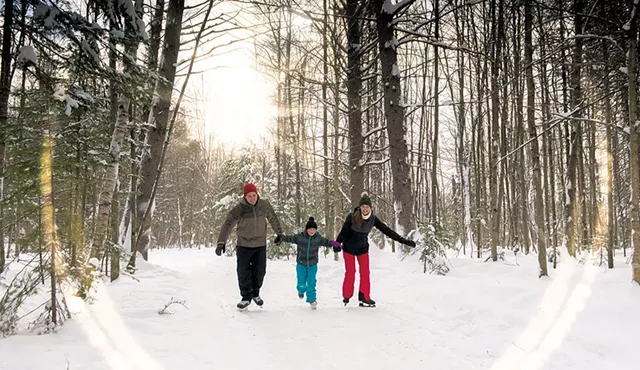 Patinage sur glace au parc John-H.-Molson - GRAISSE DE TOURISME LAURENTIDES