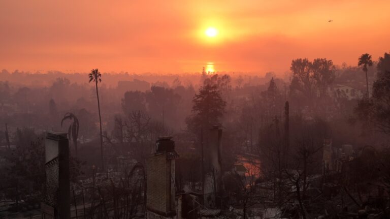 27 ans après la tempête de verglas au Québec, les Montréalais se retrouvent dans la fumée de l'incendie de Los Angeles
