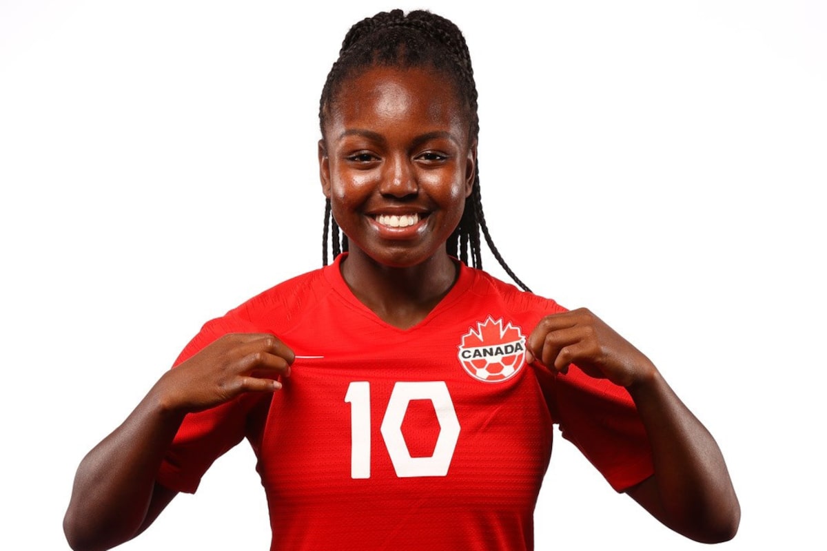 Anciens petits signes du capitaine du Canada Nikayla avec les petits panneaux avec l'AFC Toronto de NSL
