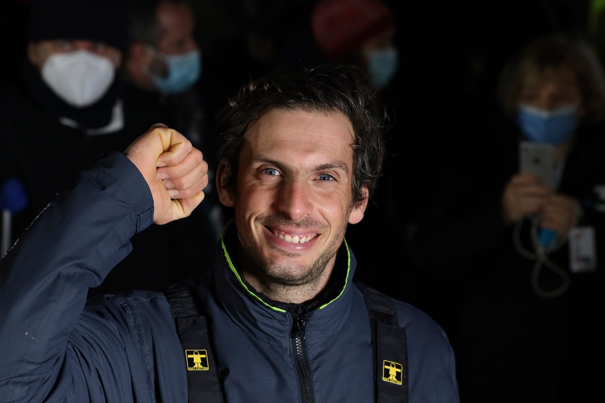 Après deux mois de mer, le marin français remporte le tour du monde du Vendée Globe en un temps record