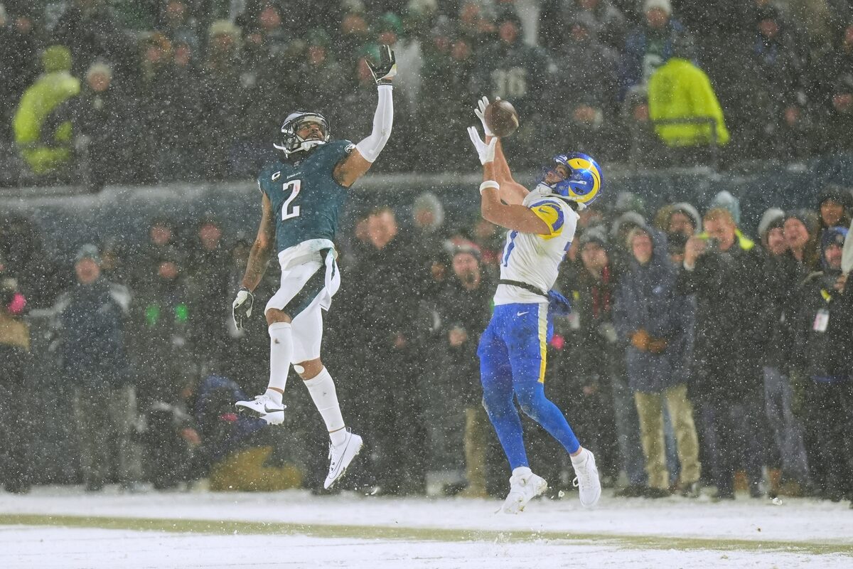 Barkley court pour des touchés de 78 et 62 verges dans la neige et les Eagles dominent les Rams 28-22 pour se diriger vers le match pour le titre NFC