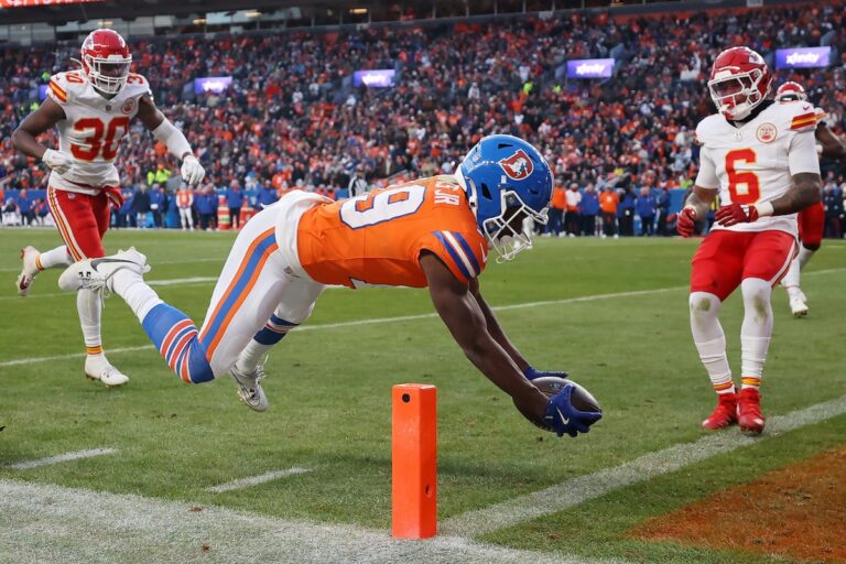 Bo Nix mène les Broncos devant les réserves de Kansas City 38-0 et se qualifie pour les séries éliminatoires pour la première fois depuis la saison 2015.