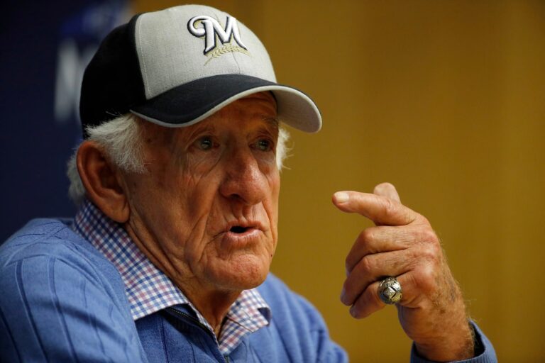 Bob Uecker, le diffuseur bien-aimé des Milwaukee Brewers, est décédé à 90 ans