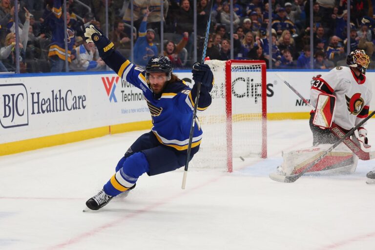 Brandon Saad réussit un troisième tour du chapeau en carrière pour aider les Blues à battre les Sénateurs 4-0