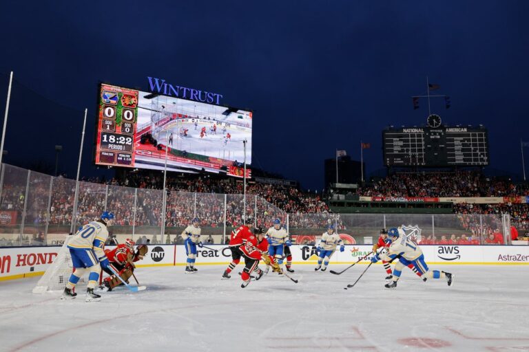 Cam Fowler marque deux fois alors que les Blues battent les Blackhawks 6-2 lors de la Classique hivernale à Wrigley Field